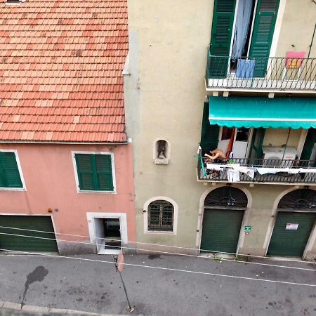 Una Stanza In Un Appartamento Genoa Luaran gambar