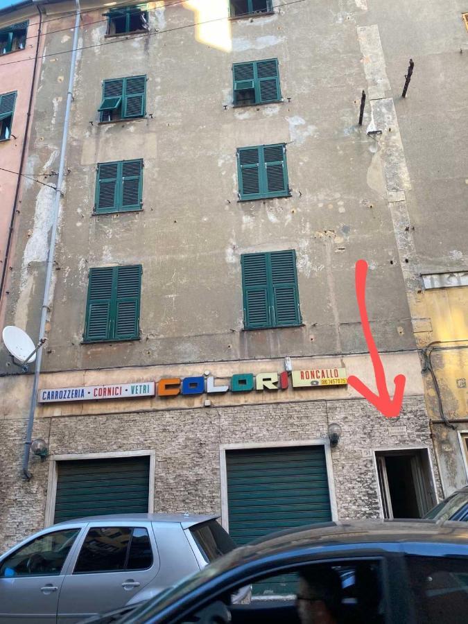 Una Stanza In Un Appartamento Genoa Luaran gambar